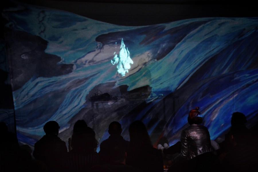 Mobius-fellow ja HIAPin kuraattori Jenni Nurmenniemi järjesti yhden illan kestoisen Deep Time Séance -tilaisuuden Residency Unlimitedin tiloissa, New Yorkin Brooklynissa keväällä 2015. Copyright: Sebastien Santamaria.