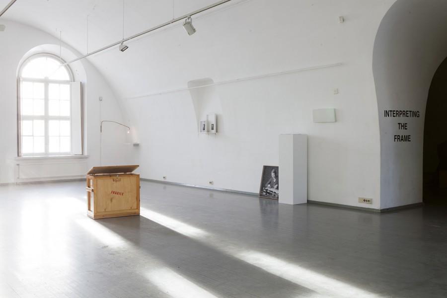 Näyttelynäkymä newyorkilaisen Residency Unlimited–residenssiorganisaation ohjelmajohtajan, ja Mobius-fellow Boshko Boshkovicin kuratoimasta Interpreting the Frame –ryhmänäyttelystä, oli esillä HIAPin galleria Augustassa alkuvuodesta 2015. Copyright: Juuso Noronkoski.