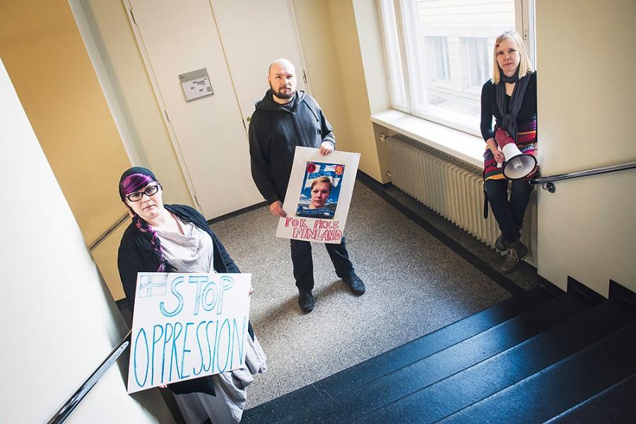 Mielenosoituskyltit vuoden 2013 Halat hisarista. Palestiinalaisten kanssa suunnitellussa Larpissa Suomi oli miehitettynä kuten Palestiina on oikeassa elämässä. Kuva: Jukka Aro