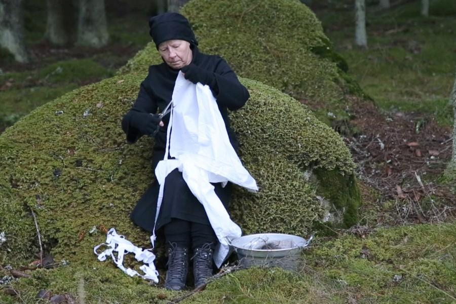 Metsämartta / Forest Martha syksy (2015), performanssi videokameralle. Kuva on videostill teoksesta.